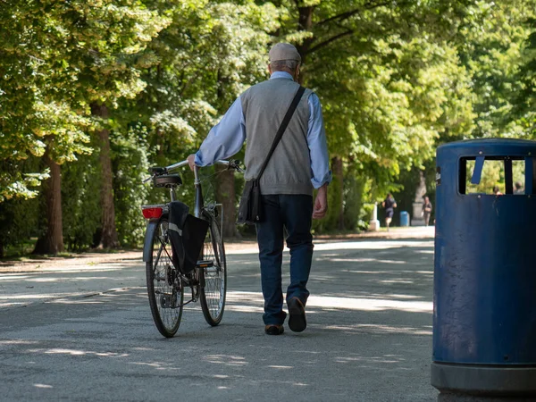 Elderly Man Walking Public Park Dragging His Bicycle Hand — Stock Photo, Image