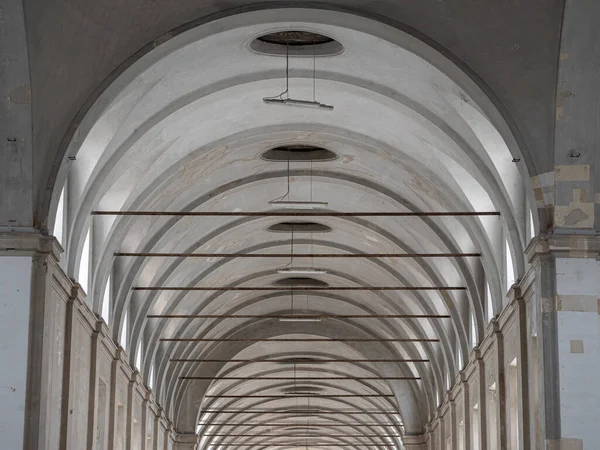 Interiores Brancos Vazios Sem Pessoas Antigo Edifício Hospitalar Parma Itália — Fotografia de Stock