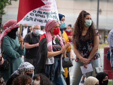 Parma, İtalya - Haziran 2021: Kafalarında peçeleri ve Yüzlerinde Cerrahi Maskeleri olan kızlar Halk Meydanı 'nda Potest Tabelasıyla düzenlenen Siyasi Olayda.