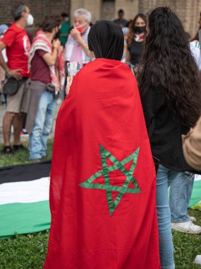 Siyasi bir gösteri sırasında omuzlarında Fas Bayrağı olan bir kız.