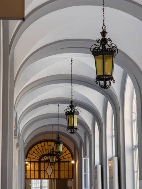 Antik ve Büyük Demir ve Cam Avizeler Geniş Pencereli Umumi Koridorda.