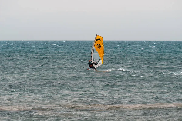 Windsurf Amarelo Montando Ondas Mar Choppy — Fotografia de Stock