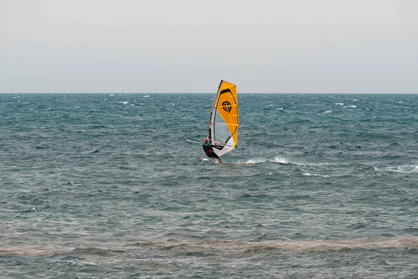 Gul Vindsurf Ridning Vågorna Ett Choppy Sea — Stockfoto