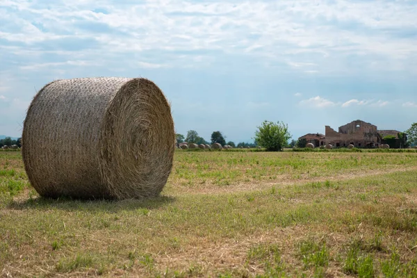 Bales Hay Countryside Ruined Farmhouse Background — Stock Photo, Image