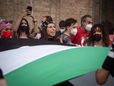 Parma, İtalya - Haziran 2021: Siyasi Toplantı sırasında Yüzlerinde Cerrahi Maskeli Arap Kızları Büyük Bayrakları Sallıyor.