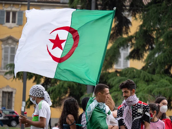 Parma, İtalya - Haziran 2021: Bir Siyasi Gösteri sırasında Cezayir Bayrağı Dalgalanması ve Çevredeki İnsanlar Konuşuyor-