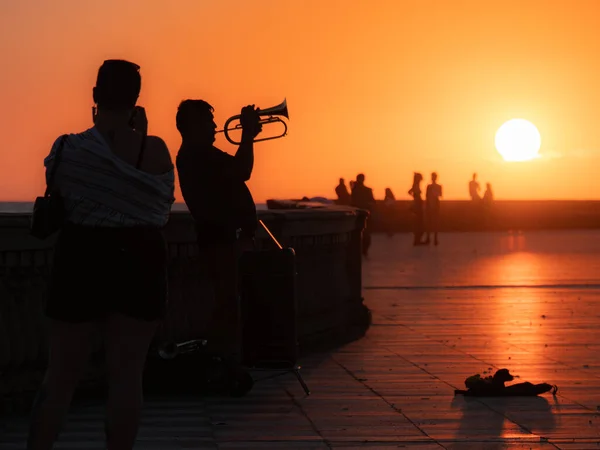 Silueta Osamělého Trubače Hrajícího Jeho Trumpetu Při Západu Slunce Veřejném — Stock fotografie