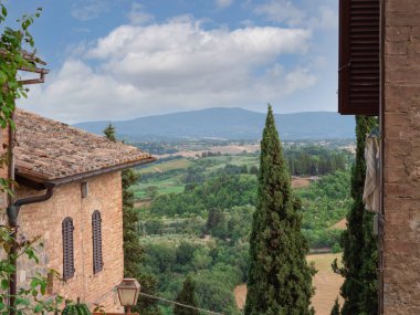 Ortaçağ Toskana 'nın San Gimignano şehrinin Ortaçağ Kasabası' nın tepelerinden görülen kırsal manzara - İtalya.