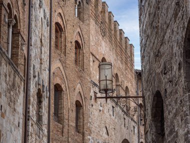 San Gimignano, Siena 'daki Ortaçağ Köyü' nde Crenellated Surları olan Tipik Bina.