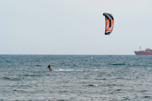 Kitesurf Durante Dia Ventoso Com Mar Muito Áspero Barco Industrial — Fotografia de Stock