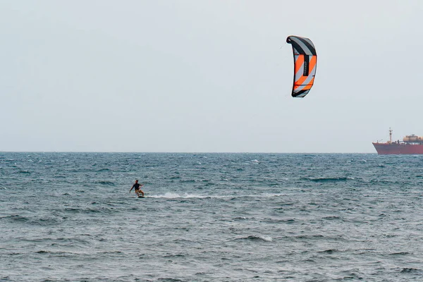 Kitesurfing Blåsig Dag Med Ett Mycket Hårt Hav Och Industriell — Stockfoto