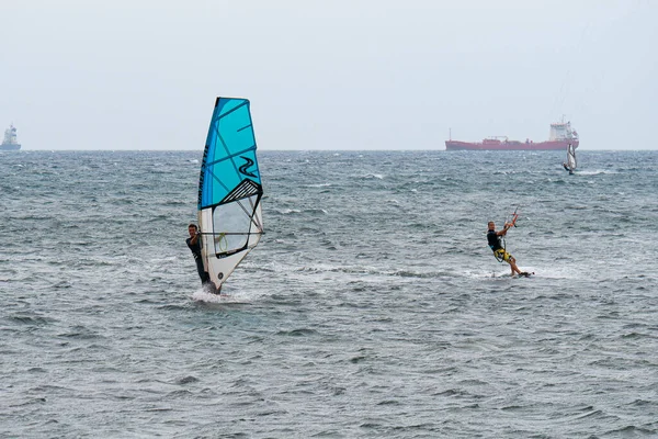 Kitesurf Windsurf Durante Día Ventoso Con Mar Muy Áspero — Foto de Stock