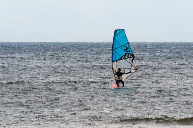 Dalgalar Dalgalarda Dalgalarda Süzülen Mavi rüzgar sörfü.