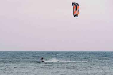 Çok dalgalı bir denizle rüzgarlı bir günde uçurtma uçurmak.