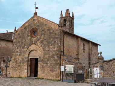 Monteriggioni, Siena 'daki Piazza Roma' da Santa Maria Assunta Kilisesi - İtalya.