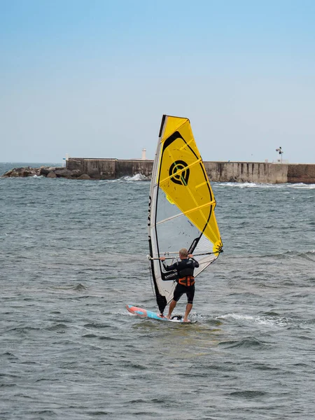 Windsurf Amarillo Montar Las Olas Mar Agitado — Foto de Stock