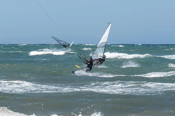 Kitesurf Windsurf Durante Dia Ventoso Com Mar Muito Áspero — Fotografia de Stock