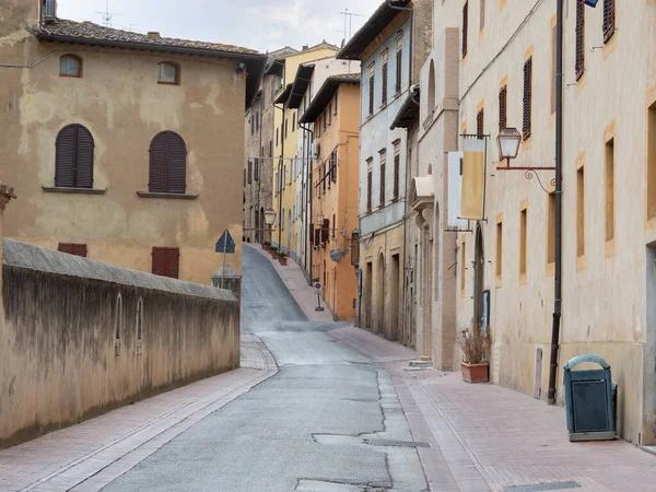 Calle Típica Con Casas Antiguas Pueblo Medieval San Gimignano Siena —  Fotos de Stock