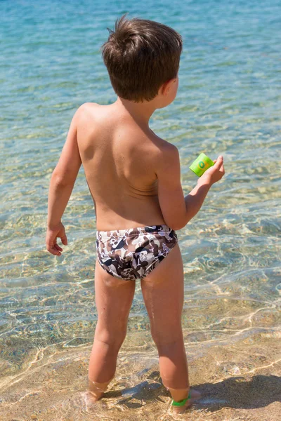 Boy in front of sea — Stock Photo, Image