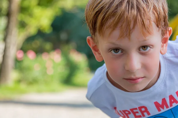 Junge mit rotem Haar starrt in die Kamera — Stockfoto