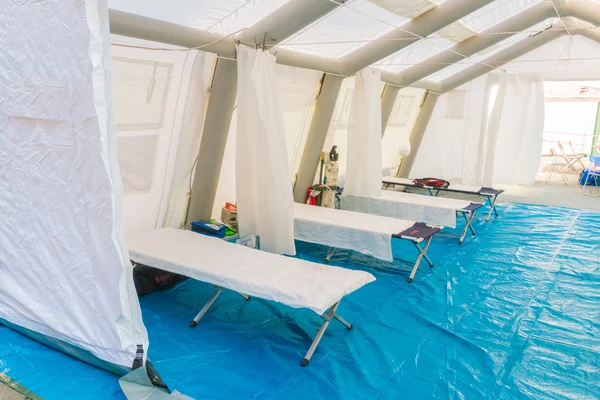 Tienda de centro de control de rescate blanco con cama de campamento y emergencia equ — Foto de Stock