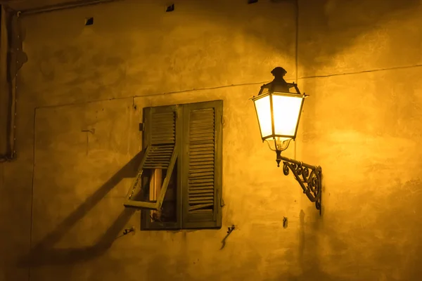 Réverbère près de la vieille fenêtre, Toscane, Italie — Photo