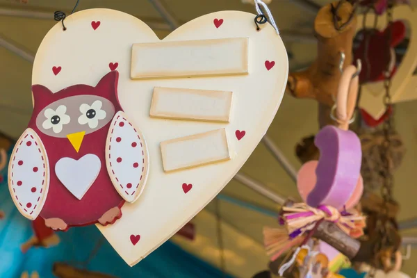 Corazón de madera blanco pintado en una cuerda con búho —  Fotos de Stock