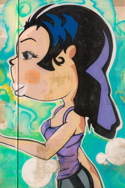 Cheveux longs et noirs violet fille habillée avec de grandes lèvres graffiti — Photo