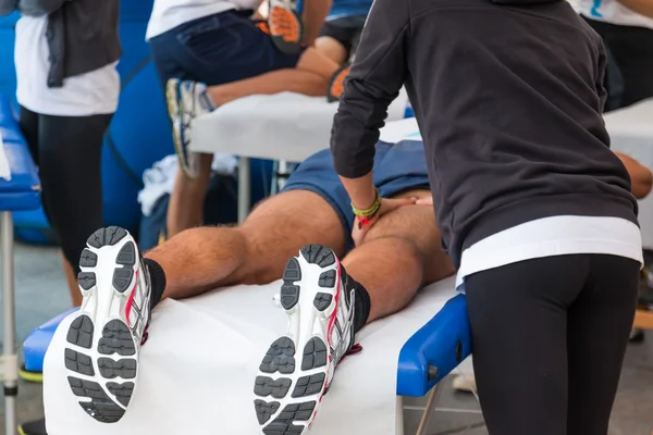 Atletas masaje de relajación antes del evento deportivo —  Fotos de Stock