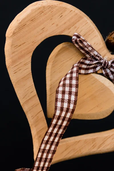 Corazón de madera en una cuerda con bolas de madera, un arco en el centro, s — Foto de Stock