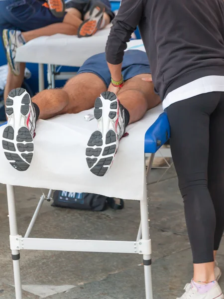 Atletas relaxamento massagem antes do evento desportivo — Fotografia de Stock