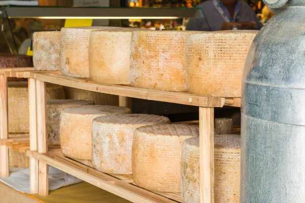 Série de formas redondas de queijo envelhecido para venda no marke local — Fotografia de Stock