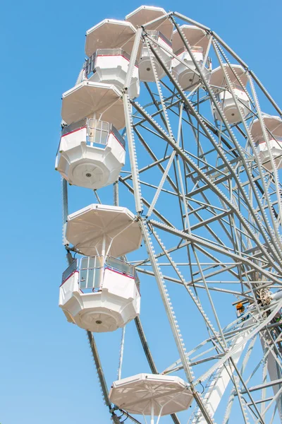 Roda gigante branca contra fundo céu azul — Fotografia de Stock