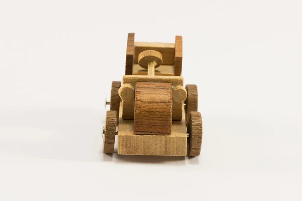 Juguete de madera coche miniatura aislado sobre fondo blanco — Foto de Stock