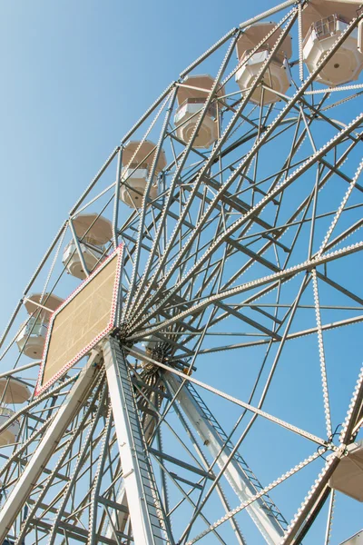 Белое колесо обозрения на фоне голубого неба — стоковое фото