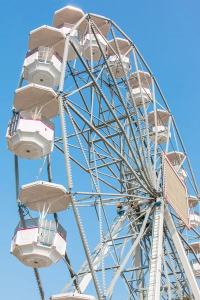 Белое колесо обозрения на фоне голубого неба — стоковое фото