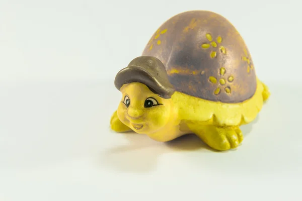 Dekorative gelbe Schildkrötenkeramik mit braunem Hut — Stockfoto