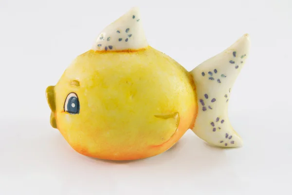 Gelbe, rote und weiße Fische isoliert auf weißem Hintergrund — Stockfoto