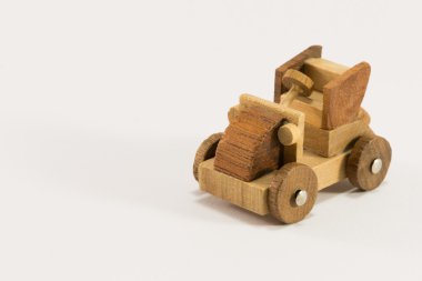 Ahşap oyuncak araba minyatür beyaz arka plan üzerinde izole