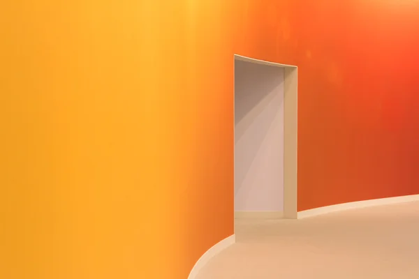 Oranžové zdi a otevřený vstup v prázdné místnosti — Stock fotografie