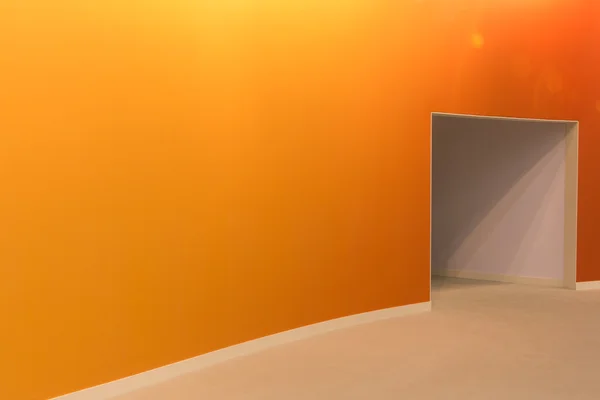 Oranžové zdi a otevřený vstup v prázdné místnosti — Stock fotografie