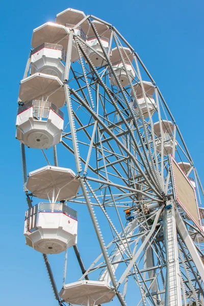 Weißes Riesenrad vor blauem Himmel — Stockfoto