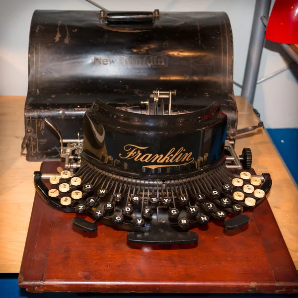 Ретро старовинна друкарська машинка вид спереду — стокове фото