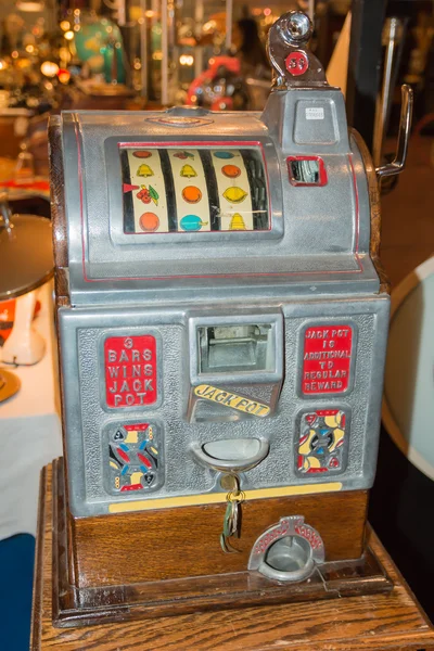 Vintage Nickel Slot Machine in excellent condition — Stock Photo, Image