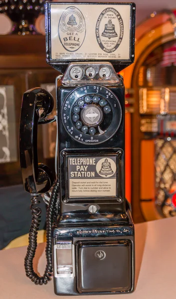 En gammal vintage telefonkiosk — Stockfoto