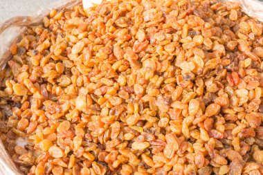 Diyet sağlıklı gıda - kurutulmuş üzüm bir kase içinde