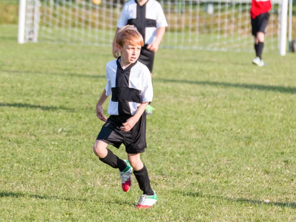 若い子少年サッカー — ストック写真