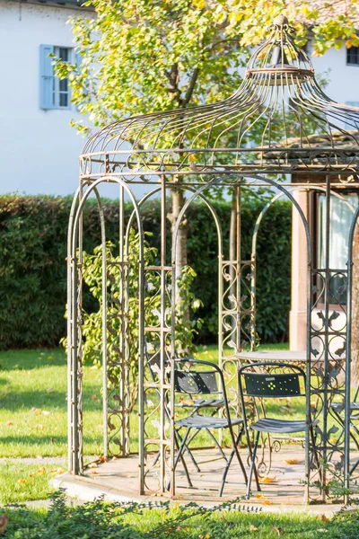 Beautiful empty metal arbor in a garden — Stock Photo, Image