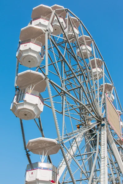 Roda gigante branca contra fundo céu azul — Fotografia de Stock