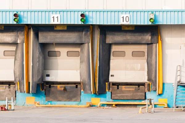 Centro de distribución vacío Cargando muelle puertas de carga — Foto de Stock